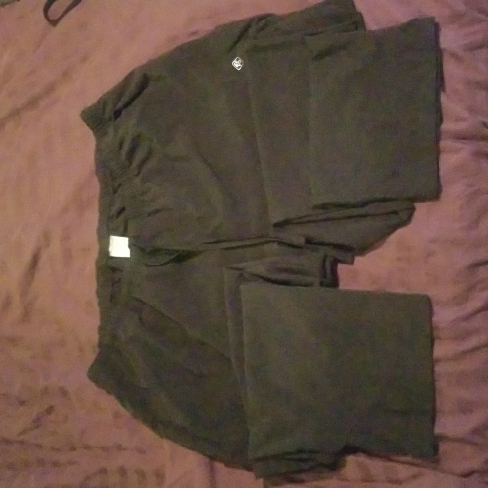 Like new cargo style yoga comfort scrubs. Great pockets, drawstring waist.